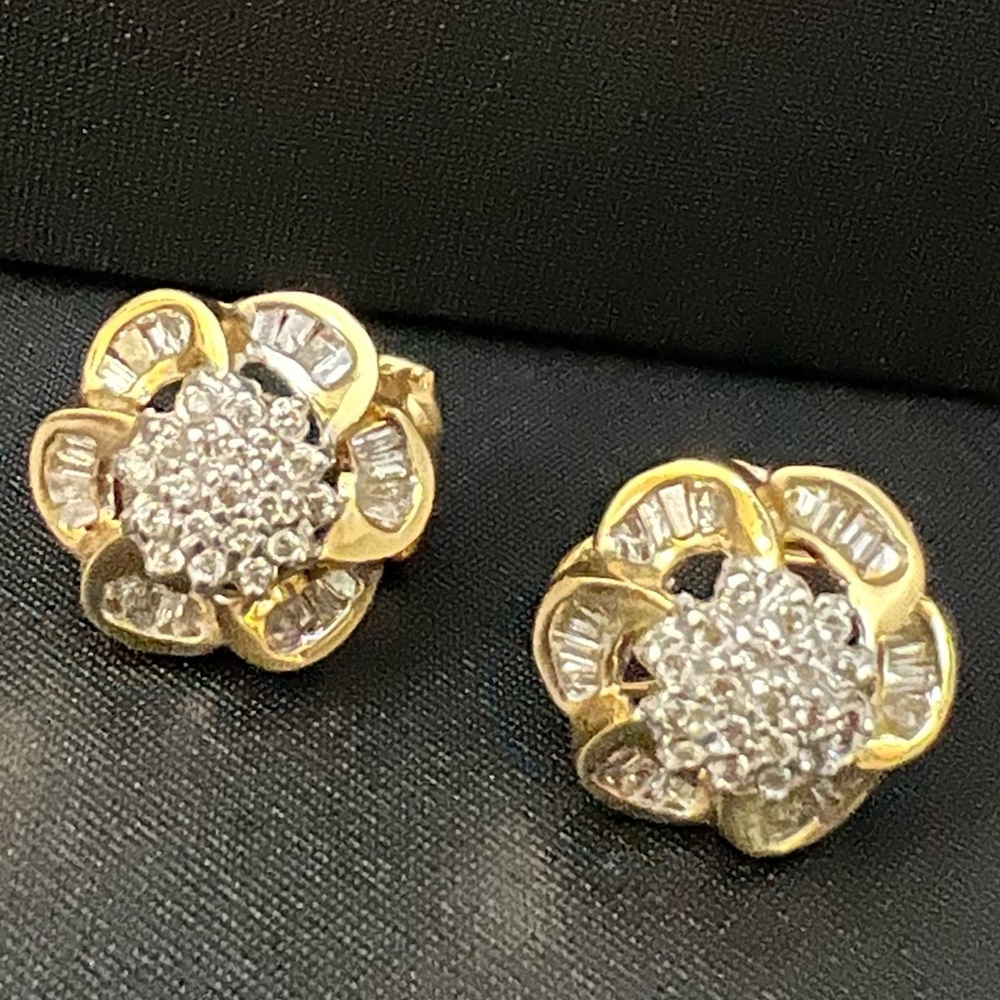 🔥SUPER SALE REDUCTION🔥✅PRICE FIRM✅ 14k Solid Gold Flower Diamond Earrings - Picture 5 of 17